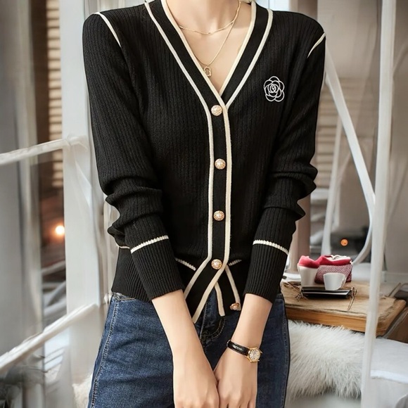 Tops - Adorable sweater